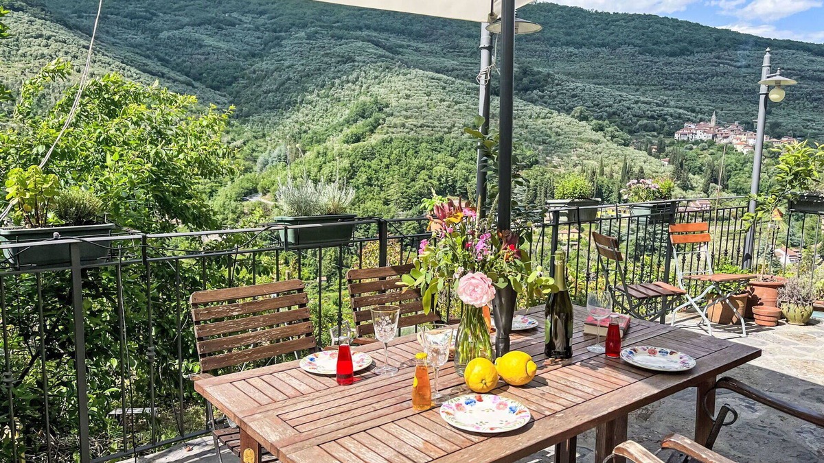 Borgomaro House | Stunning villa for 6 people with terrace