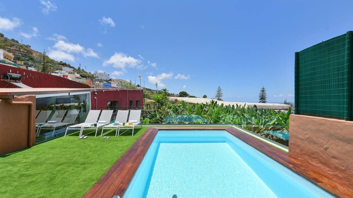 Arucas Villa | Stunning villa for 6 people with WIFI, pool, TV, patio and parking