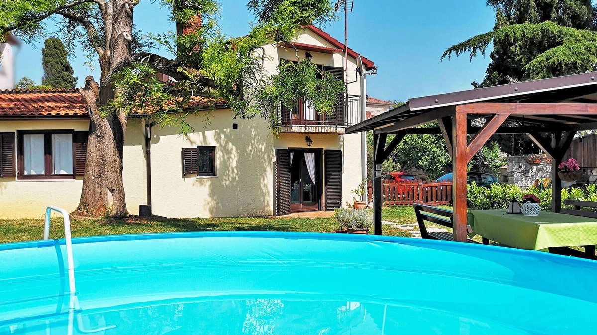 Buici House | Stunning villa for 6 people with WIFI, private pool, A/C, TV, terrace, pets allowed and parking