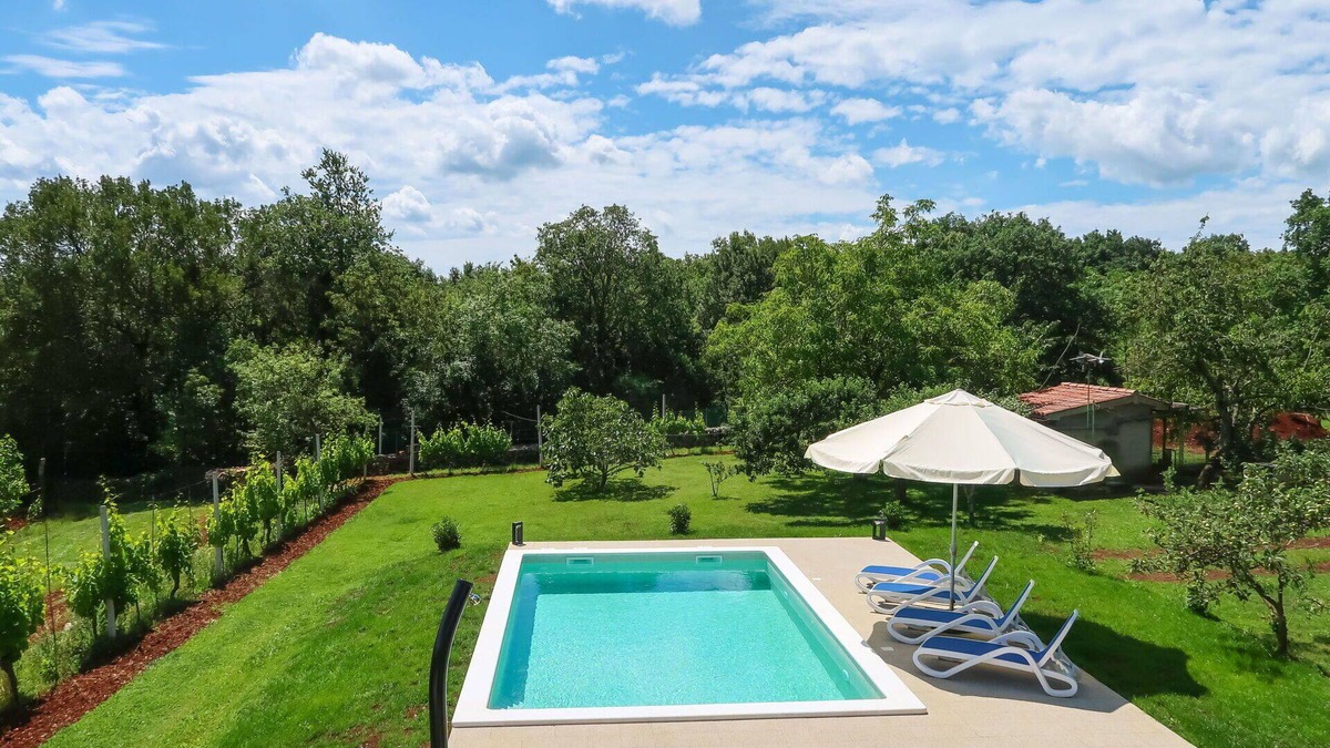Becici House | Stunning villa for 6 people with private pool, WIFI, A/C, TV, terrace, pets allowed and parking