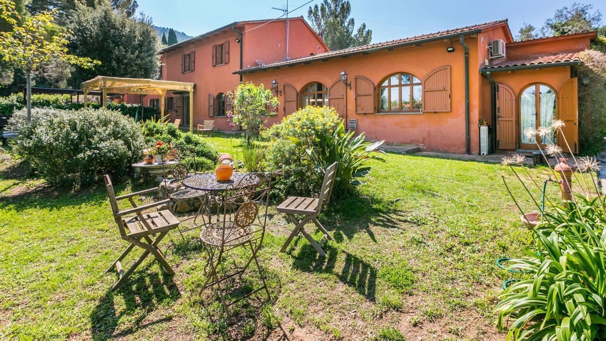 Livorno House | Stunning villa for 8 people with private pool, hot tub, A/C, WIFI, TV, patio and parking