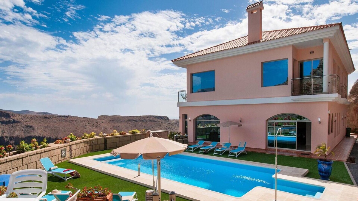 Monte Leon House | Stunning villa for 6 people with private pool, A/C, WIFI, TV, terrace, pets allowed and parking