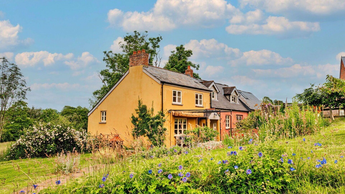 Monmouth House | Stunning villa for 8 guests with hot tub, WIFI, terrace and pets allowed