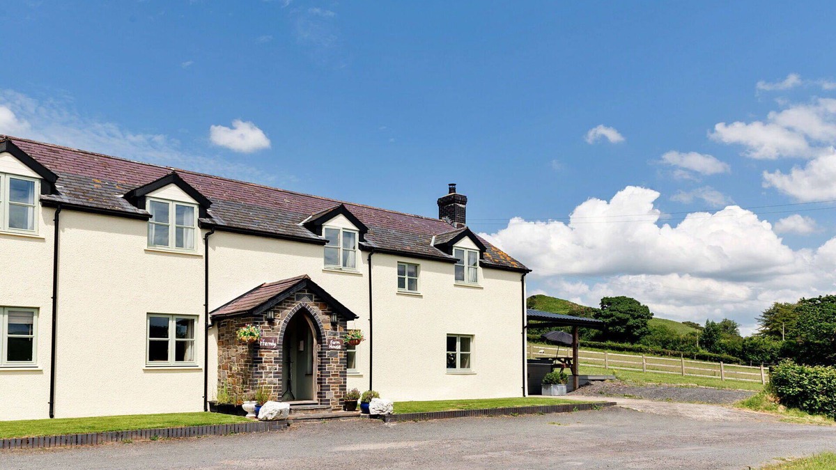 Devils Bridge House | Stunning villa for 12 people with hot tub, WIFI and pets allowed