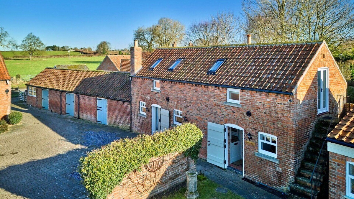 Horncastle House | Stunning villa for 4 guests with WIFI and parking
