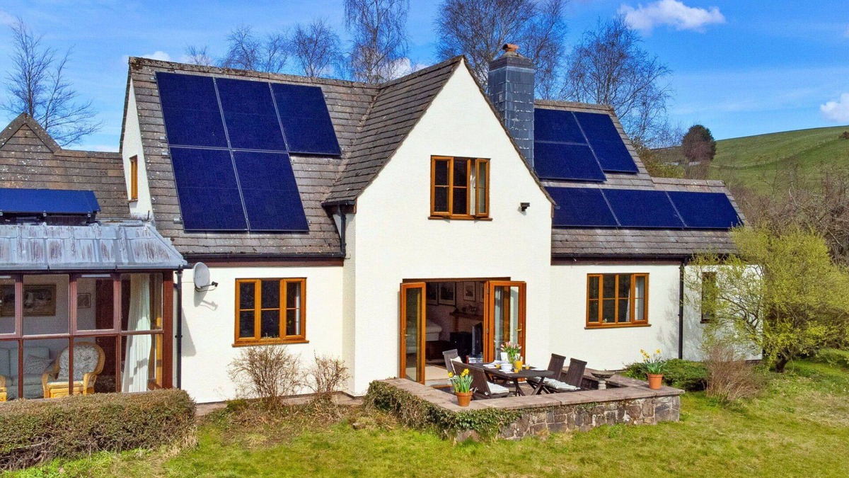 Llanidloes House | Stunning villa for 6 guests with WIFI and terrace