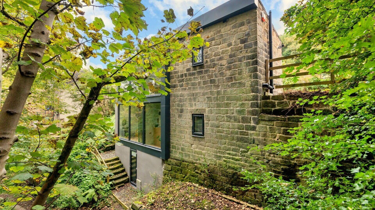 Cragg Vale House | Stunning villa for 6 people with WIFI, TV, balcony and pets allowed