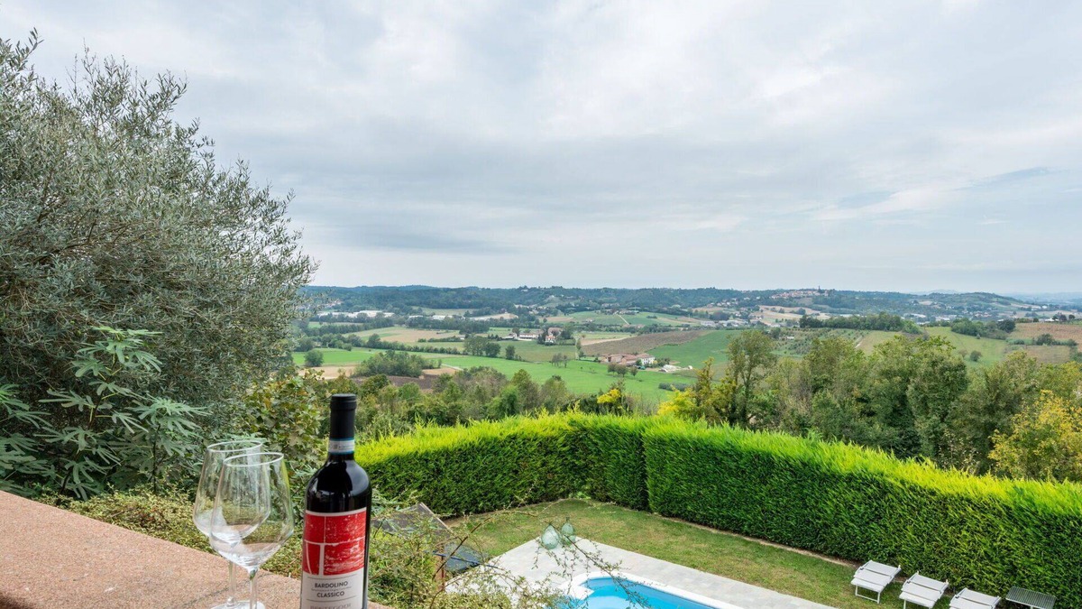 Portacomaro House | Stunning villa for 10 guests with WIFI, A/C, private pool, terrace, pets allowed and panoramic .