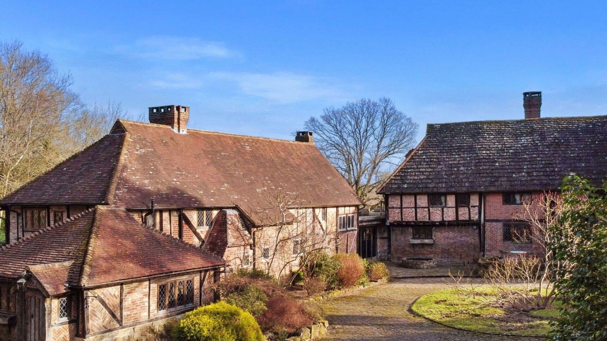 Crawley Down House | Stunning villa for 6 people with hot tub, WIFI and TV