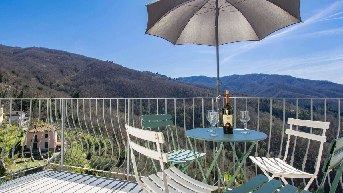 Casoli House | Stunning villa for 6 guests with WIFI, private pool, TV, terrace, pets allowed and parking