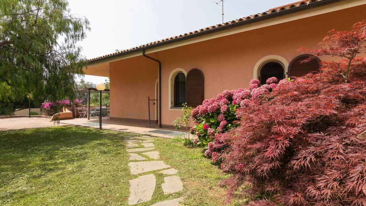 Cisano sul Neva House | Stunning villa for 6 guests with WIFI, hot tub, A/C, TV, patio, pets allowed and panoramic view