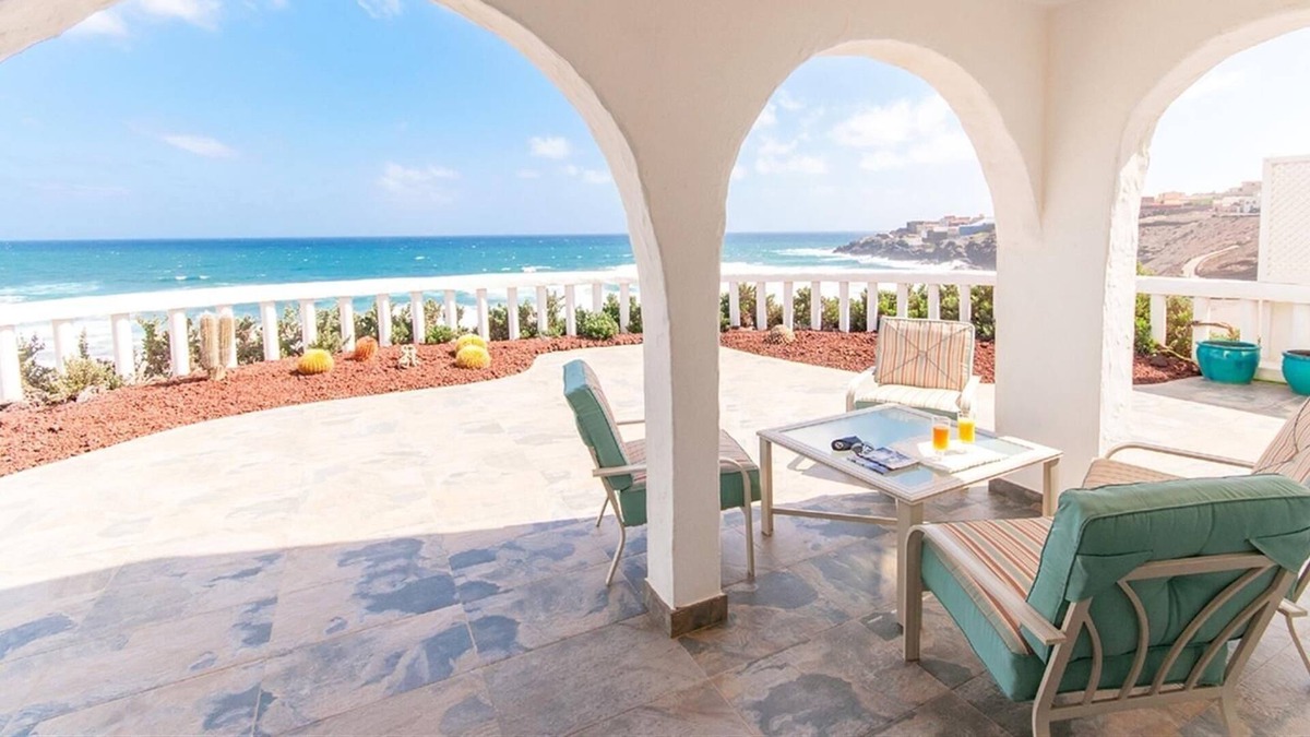 Telde House | Stunning Villa on the Beach with Sea Views, Private Pool & Wi-Fi