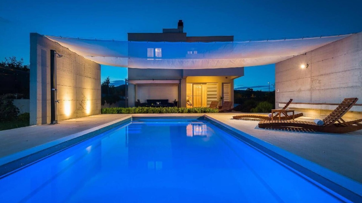 Dugopolje House | Stunning villa sofia with heatable pool