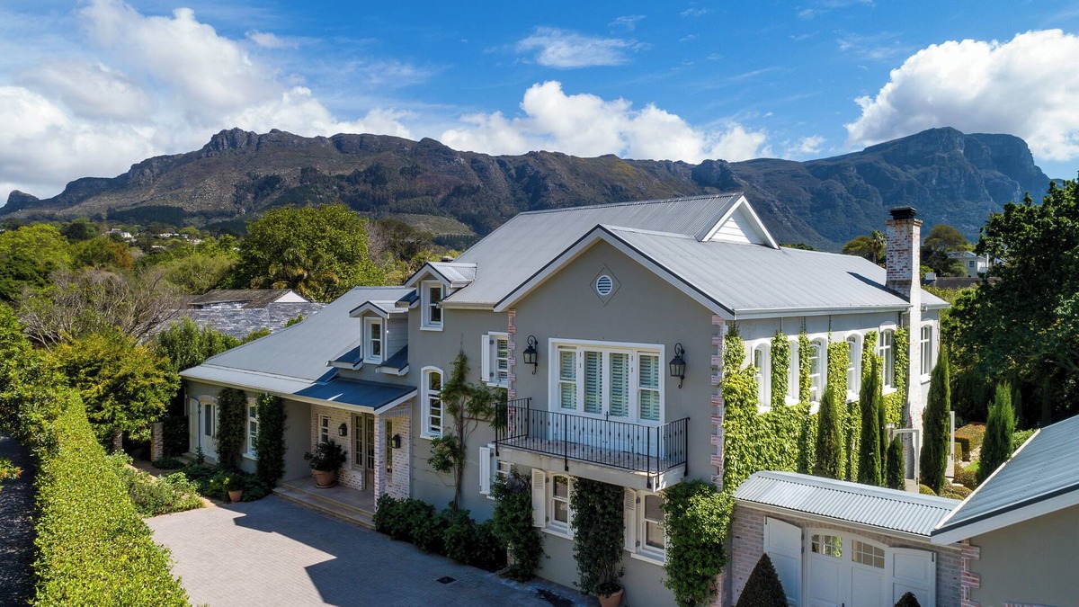 Constantia Villa | Stunning villa with mountain views and pool in Constantia