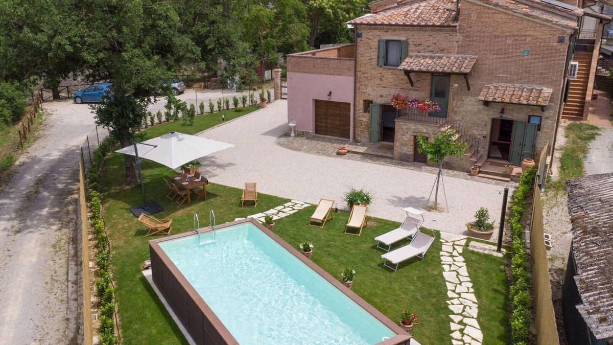 Lucignano Villa | Stunning villa with WIFI, hot tub, private pool, sauna, A/C, TV, patio, close to Montepulciano