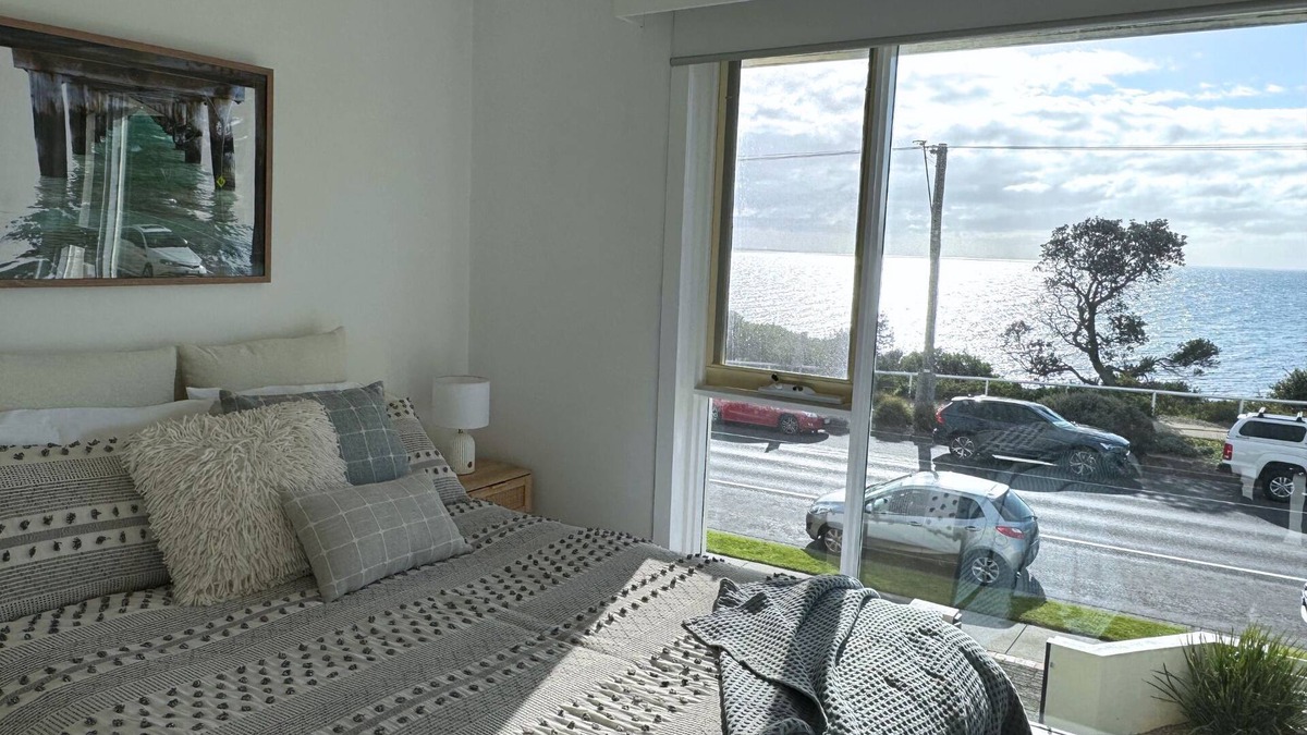 Mornington Villa | Stunning water views, located near beach & park-Bayside Beach House Mornington