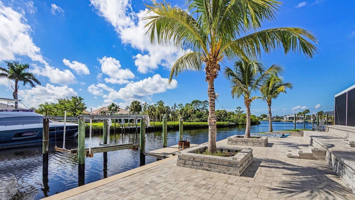 Port Charlotte House | Stunning Waterfront Home - Villa Harbour Hideaway - Roelens