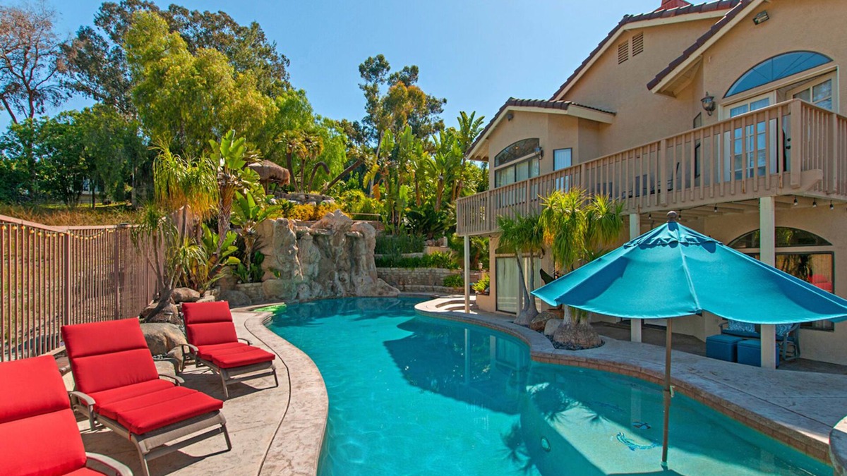 La Mesa House | *Stunning Waterfall & Glittering Pool*Spacious Home*Perfect 4 Family Reunions*