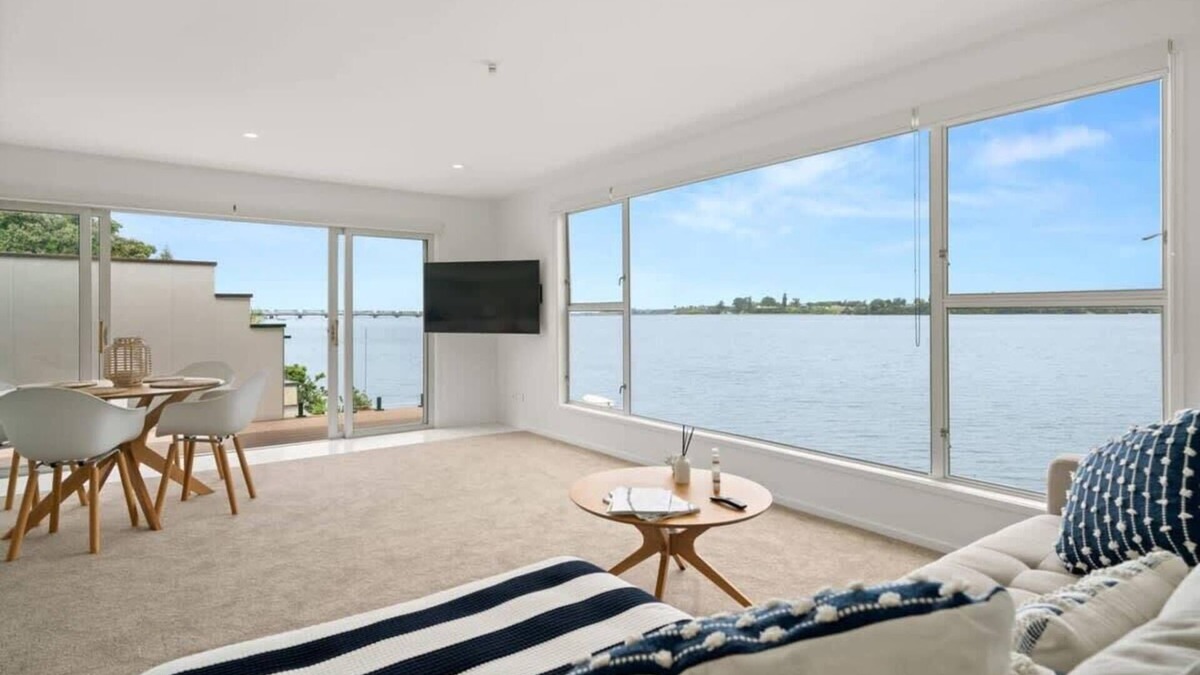 Tauranga Apartment | Stunning Waterfront Apart | w/Balcony | Full Kitchen