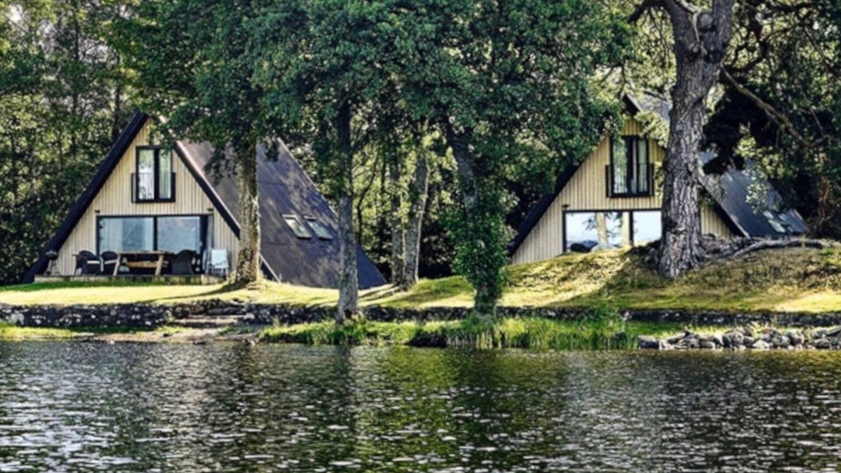 Port of Menteith Ski Chalet | Stunning Waterfront Lodge