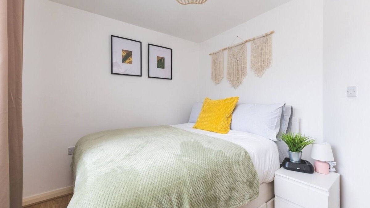 Preston Apartment | Stunning Wembley Flat | 2 Parking + 2 Baths
