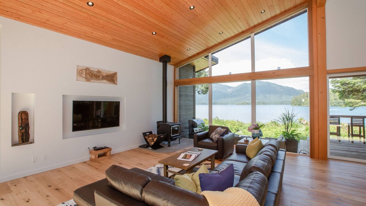 Tofino House | Stunning West Coast Waterfront Luxury Home
