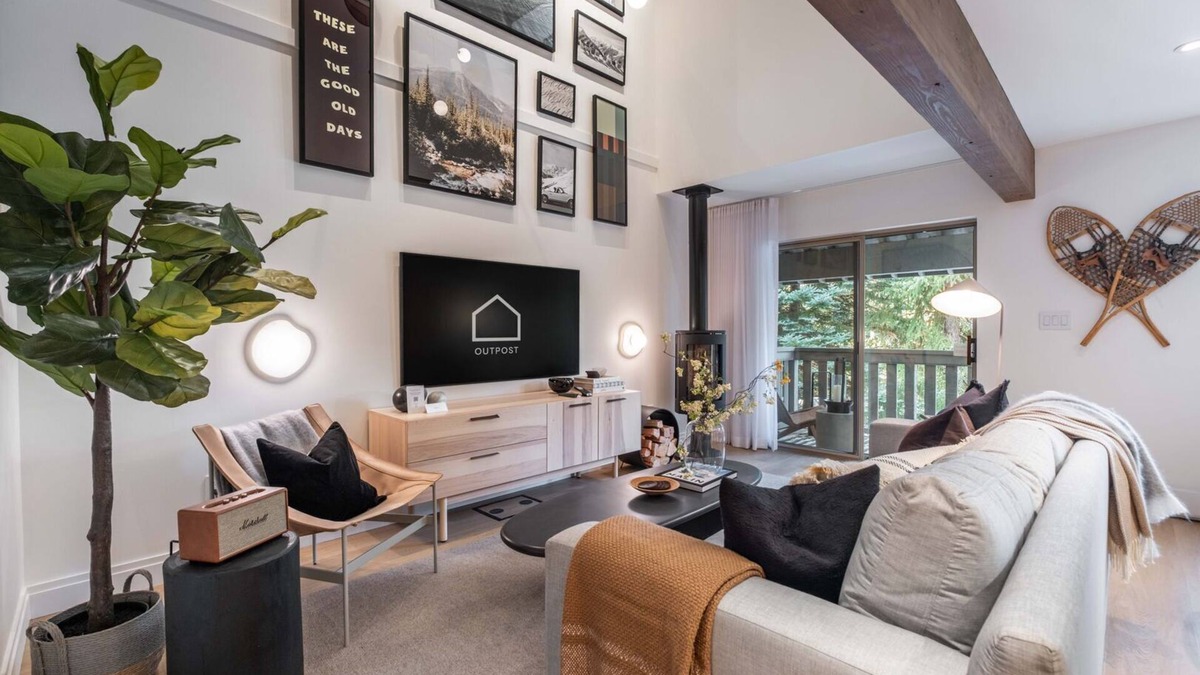 Blackcomb Condo | Stunningly renovated | Walk to Blackcomb | Private Garage | Pets