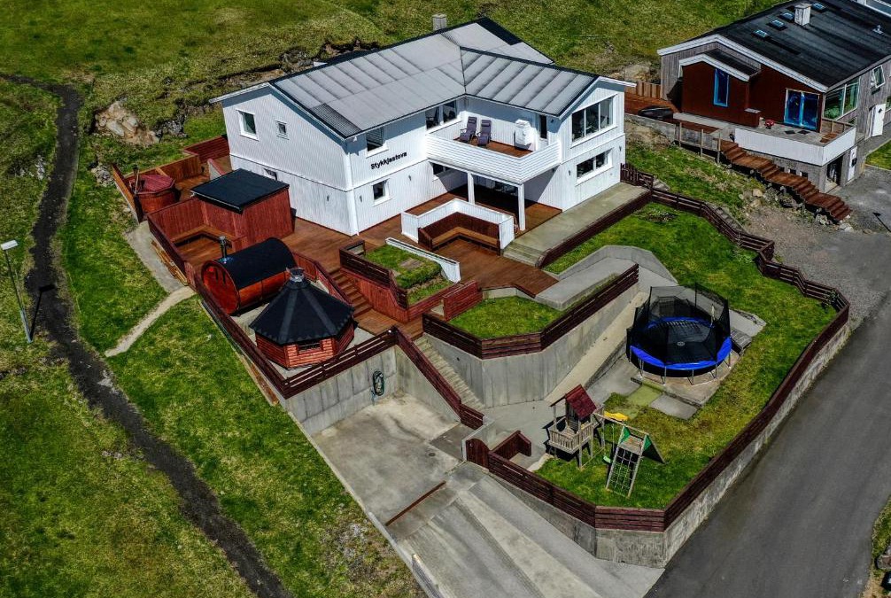 Stykki House | Stykkjastova - view and positioning