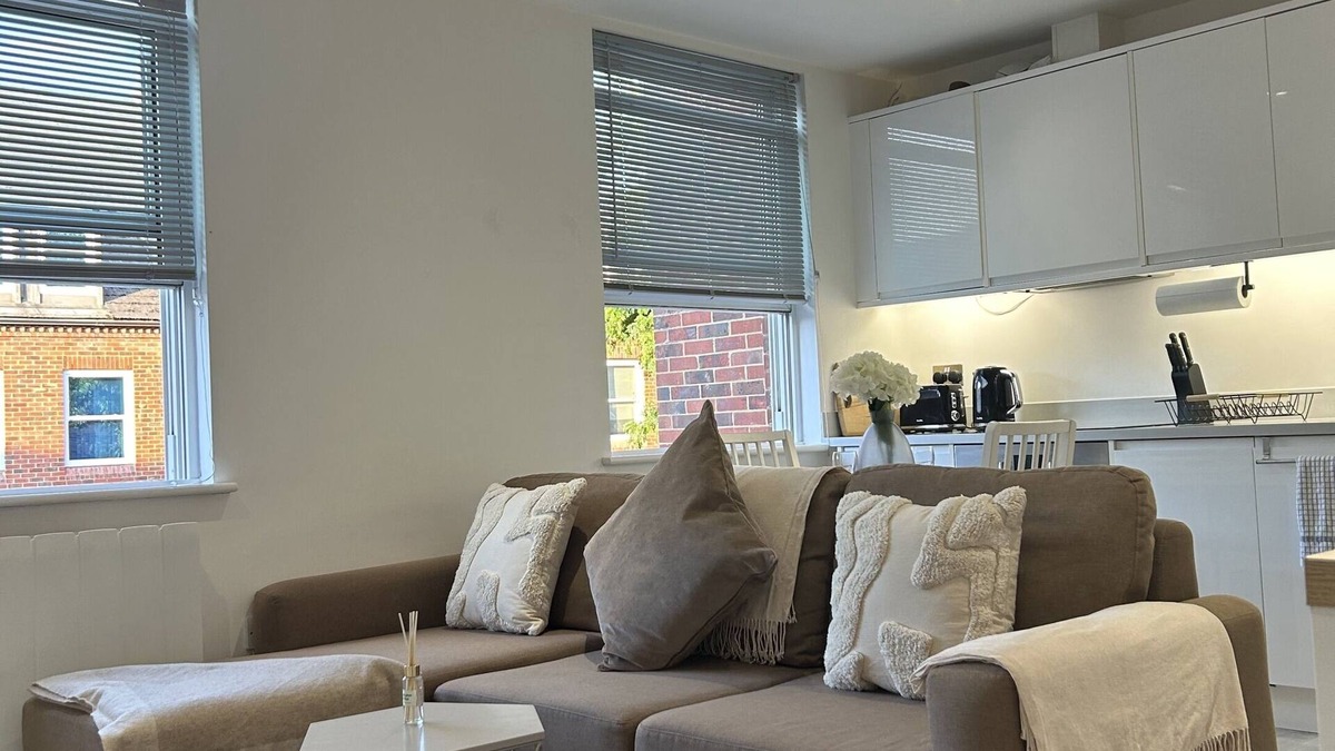 Runnymede Apartment | Style and Comfort at 3 Churchward House