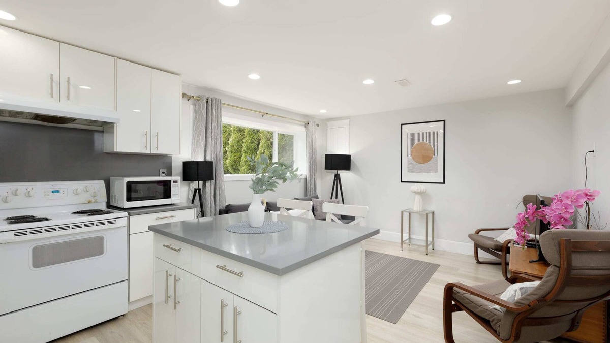 District of North Vancouver Apartment | Stylish 1BR Suite in North Vancouver 10 mins ski