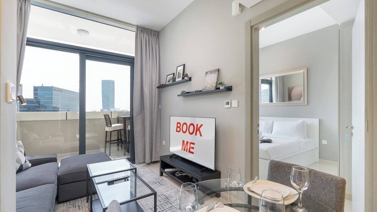 Downtown Dubai Apartment | Stylish 1-Bedroom Apartment with Stunning Canal Views at Business Bay!