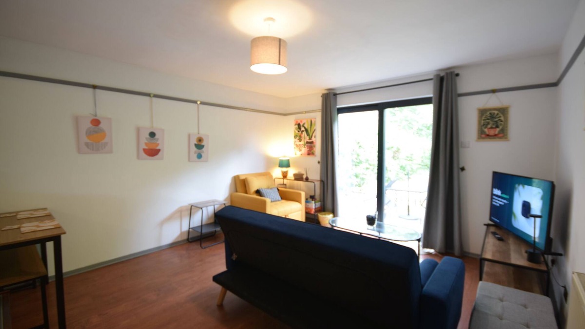 Cheetham Hill Apartment | Stylish 1-Bed Retreat with Garden & Rustic Kitchen