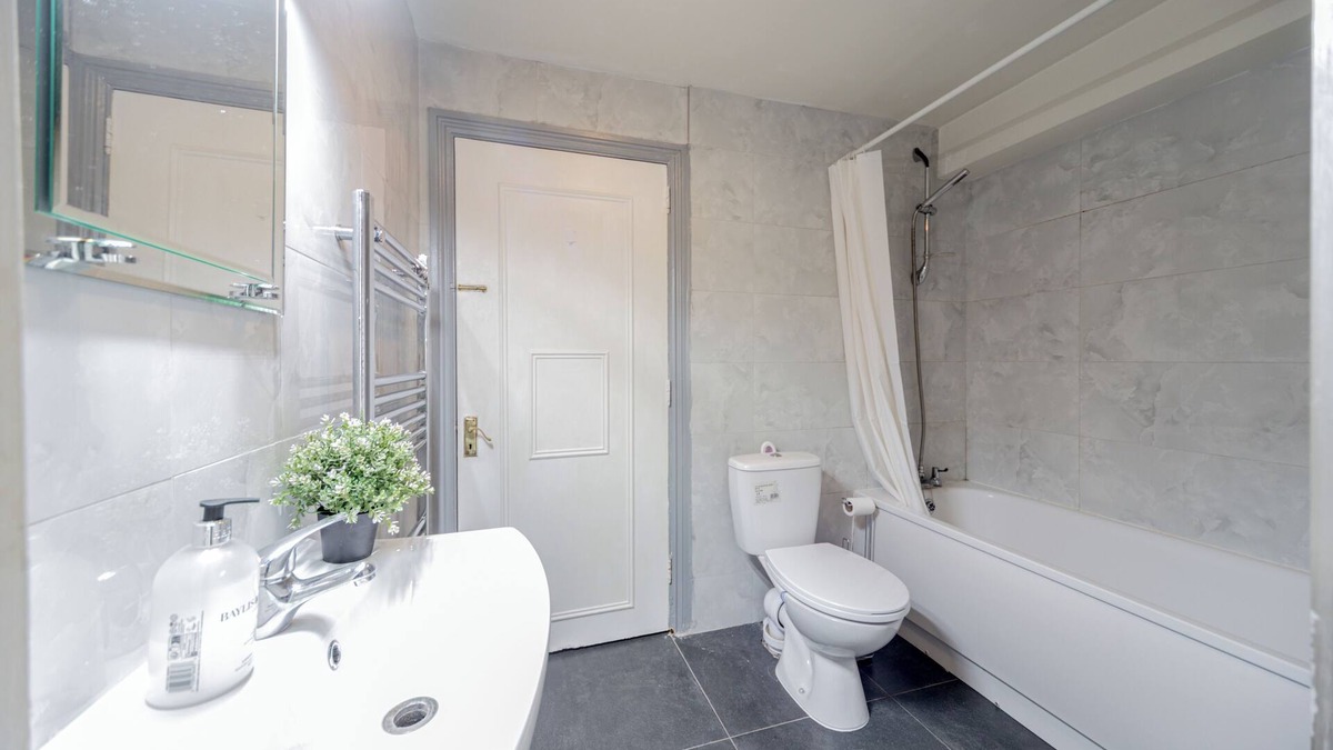Hammersmith and Fulham Apartment | Stylish 1-bed flat in Fulham. Sleeps 4 with a cosy double bed & sofa bed.