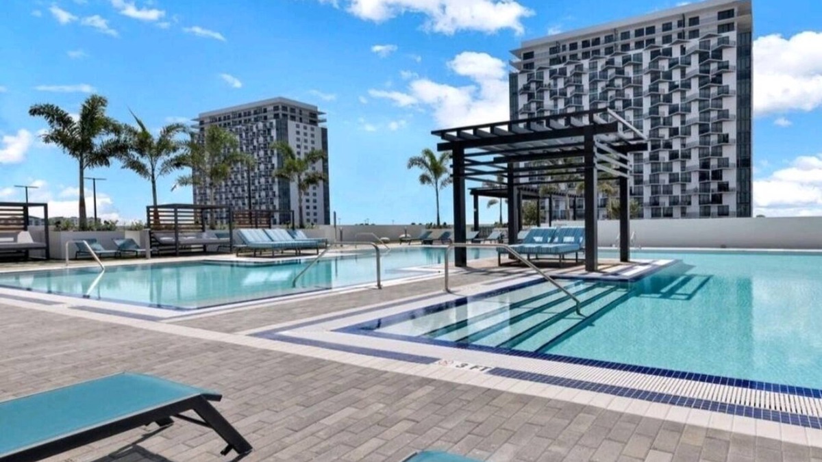 Doral Condo | Stylish 1-Bedroom Getaway Apt- Pool & Gym