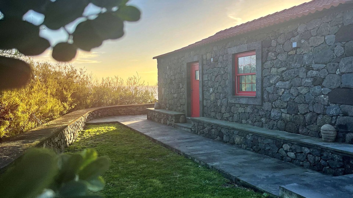 Calheta House | Stylish 1 Bedroom Stone House On Ocean Front - São Jorge, Azores (Bela Lua)