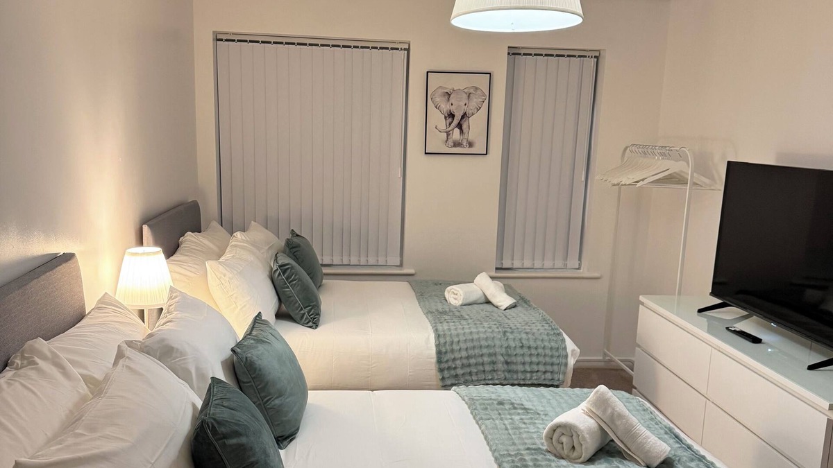 Birmingham City Centre Apartment | Stylish 1-BR Apartment: Perfect for 4