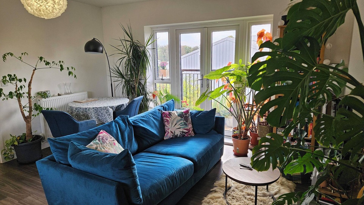 Wandle Valley Apartment | Stylish 1BD Flat with Parking, Hackbridge