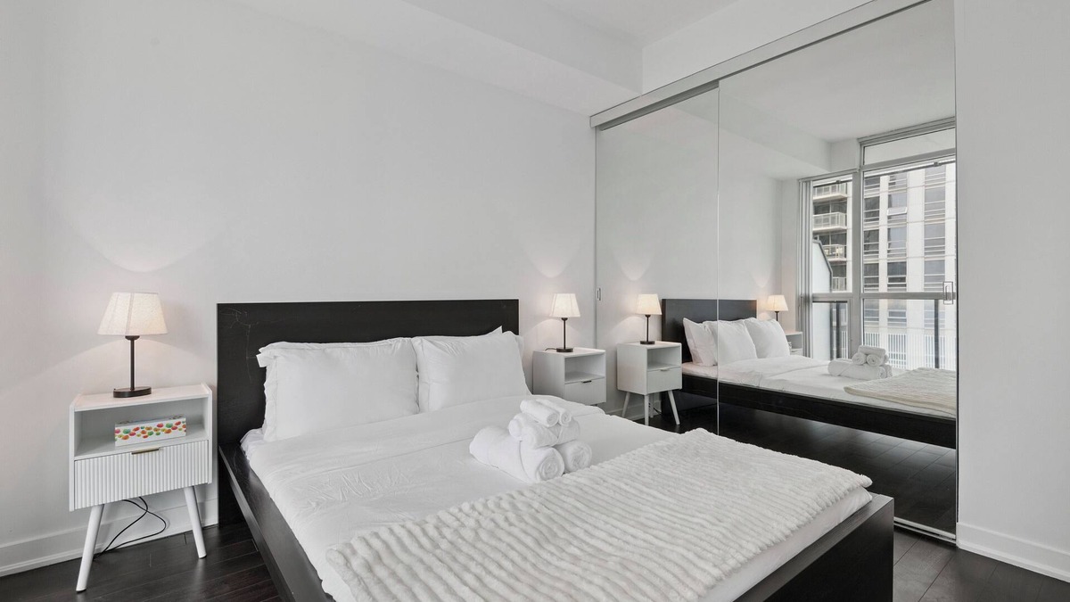 Bay Cloverhill Apartment | Stylish 1bed1bath Condo | Parking|Pool|Gym