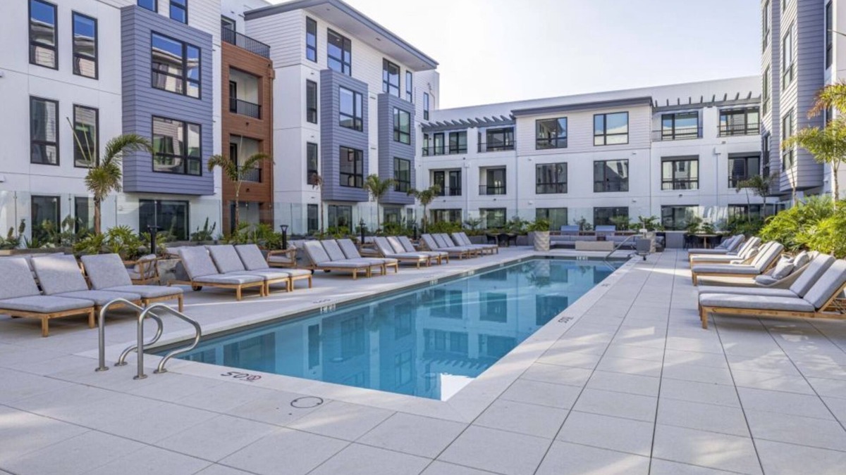 The Crossings Condo | Stylish 1BR Condo at Landsby – Pool & Rooftop Bliss