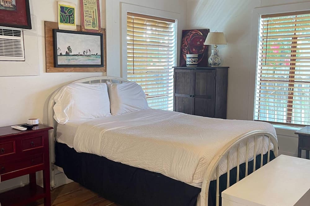 Freetown - Port Rico Apartment | Stylish 1BR Near Downtown & UL - Perfect for Couples & Solo Stays