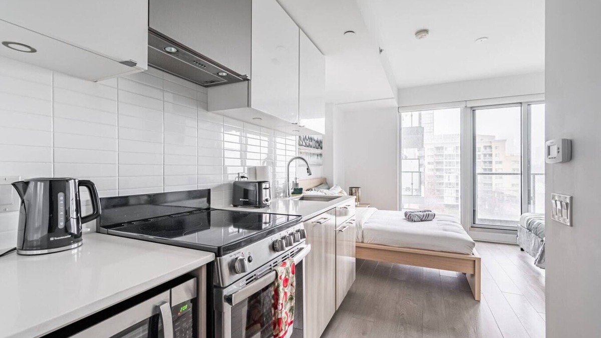 Garden District Apartment | Stylish 1BR Studio in Toronto