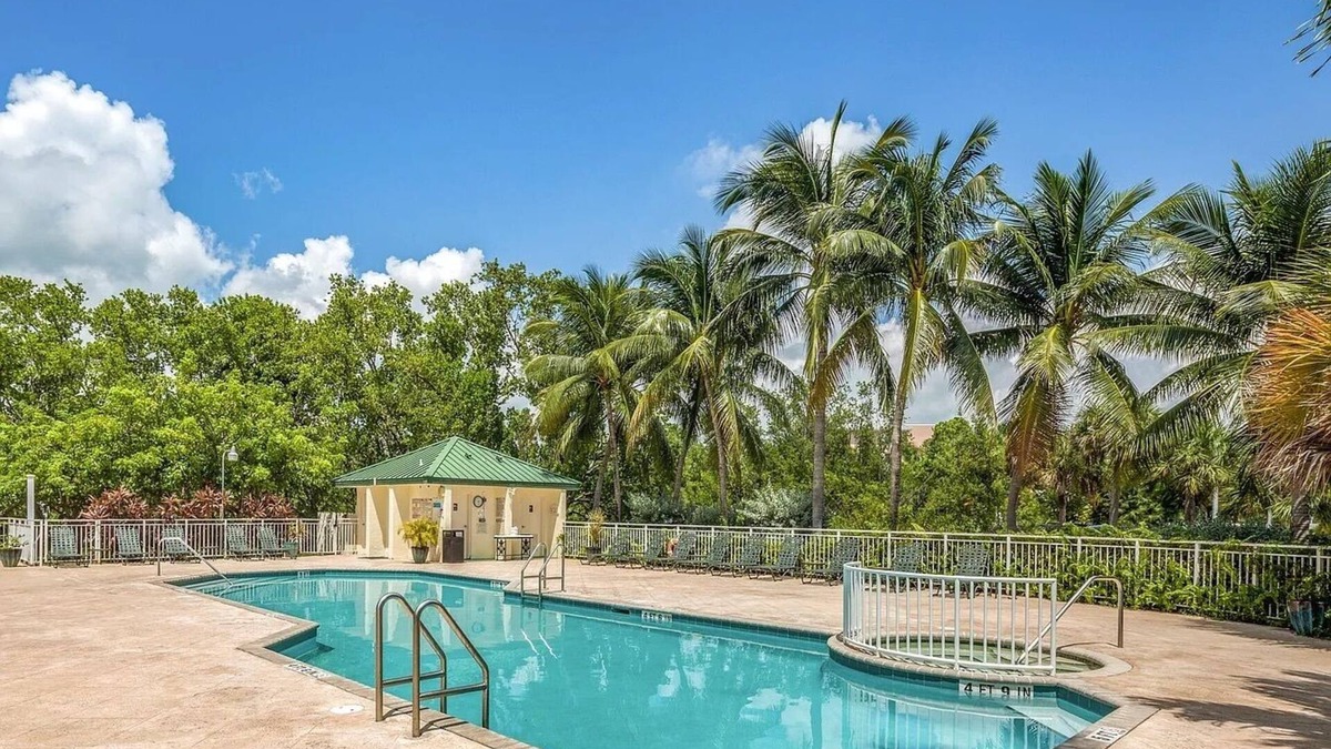 Key West Apartment | Stylish 2/2 pool/gym/tennis/hot tub