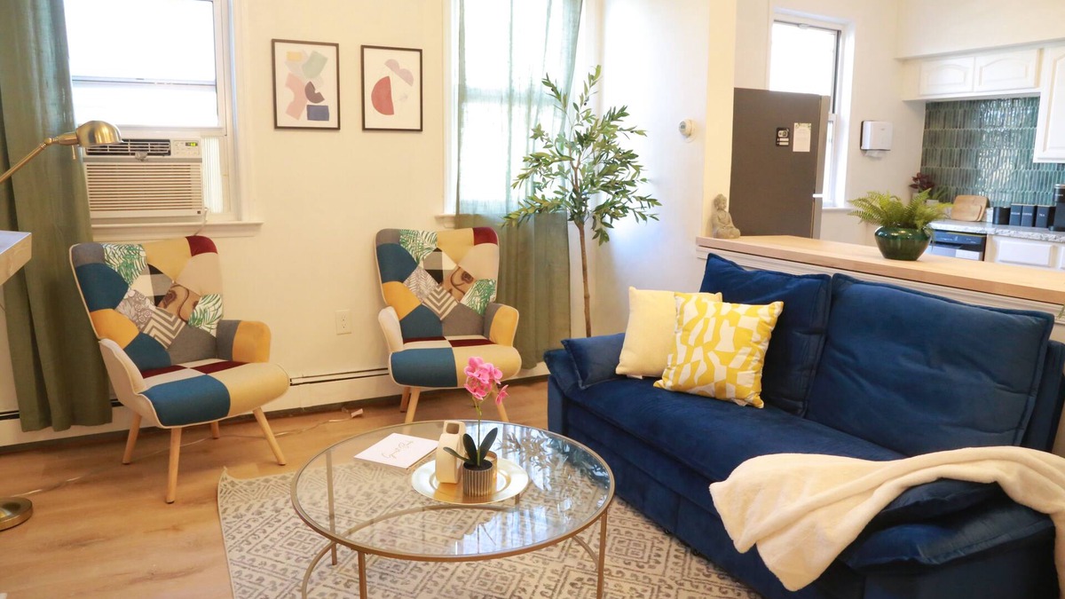 The Heights House | Stylish 2 BD Apt-18 mins from NYC-Steps away Bus stop, Restaurants, Groceries