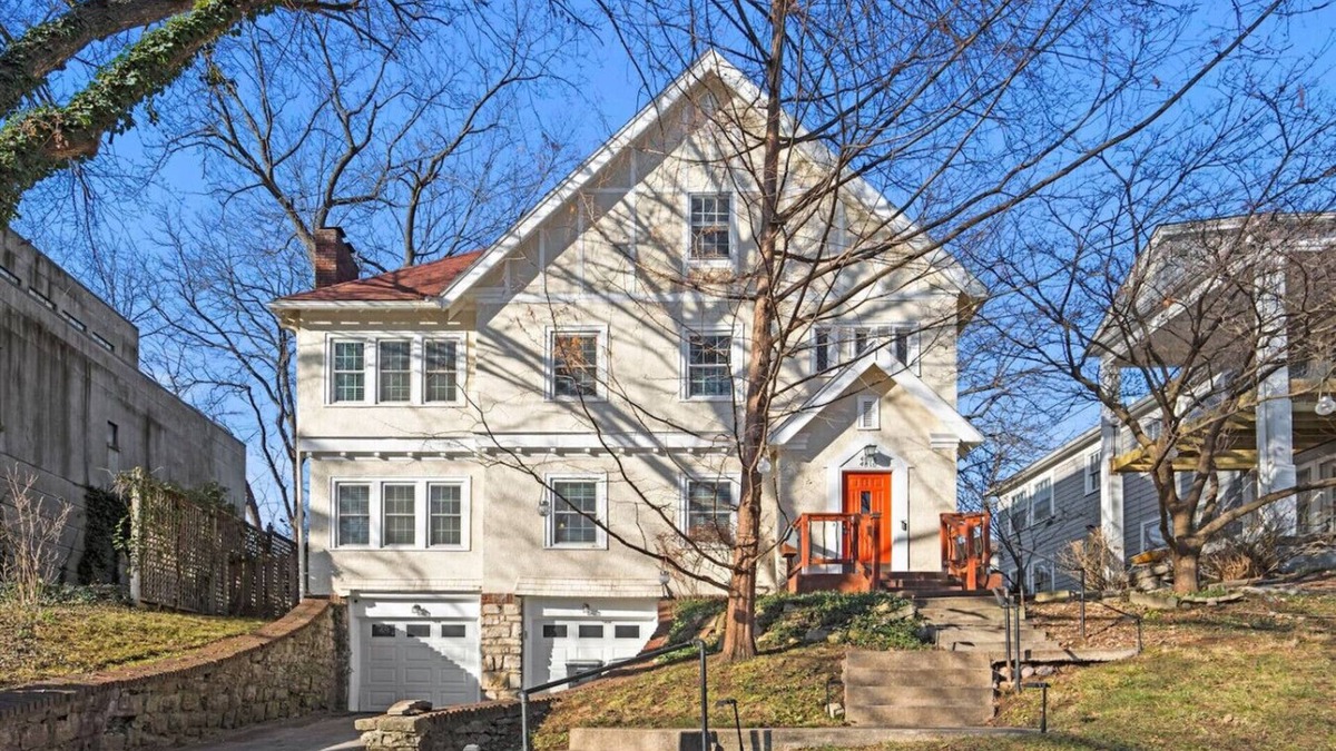 West Plaza House | Stylish 2 bd Stay Near Plaza & UMKC