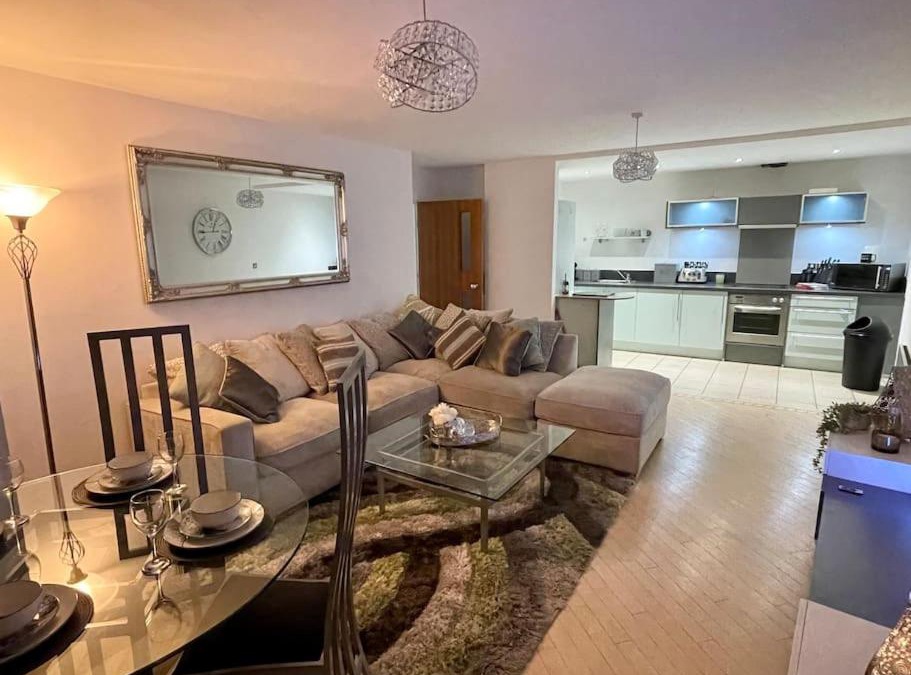 The Westside Apartment | Stylish 2 Bed/Bath Apartment