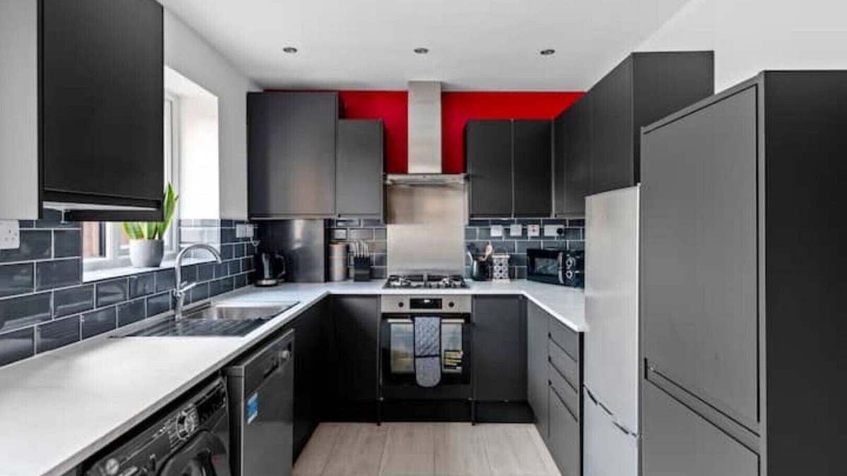 East Ham South House | Stylish 2 Bed Bungalow in East Ham, Close to Excel