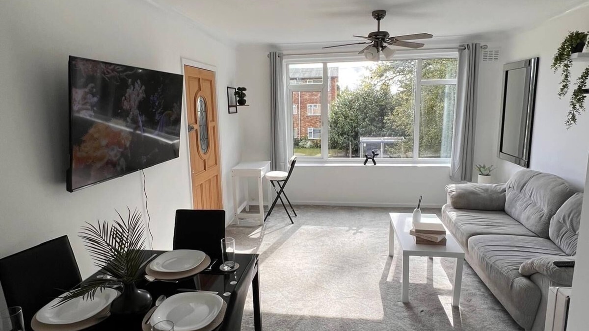 Tatenhill Apartment | Stylish 2-Bed Flat Allesley Coventry | BHX NEC