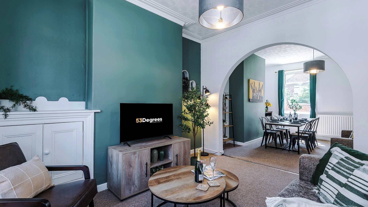 Crewe House | Stylish 2-Bed House in Crewe, Perfect for Business
