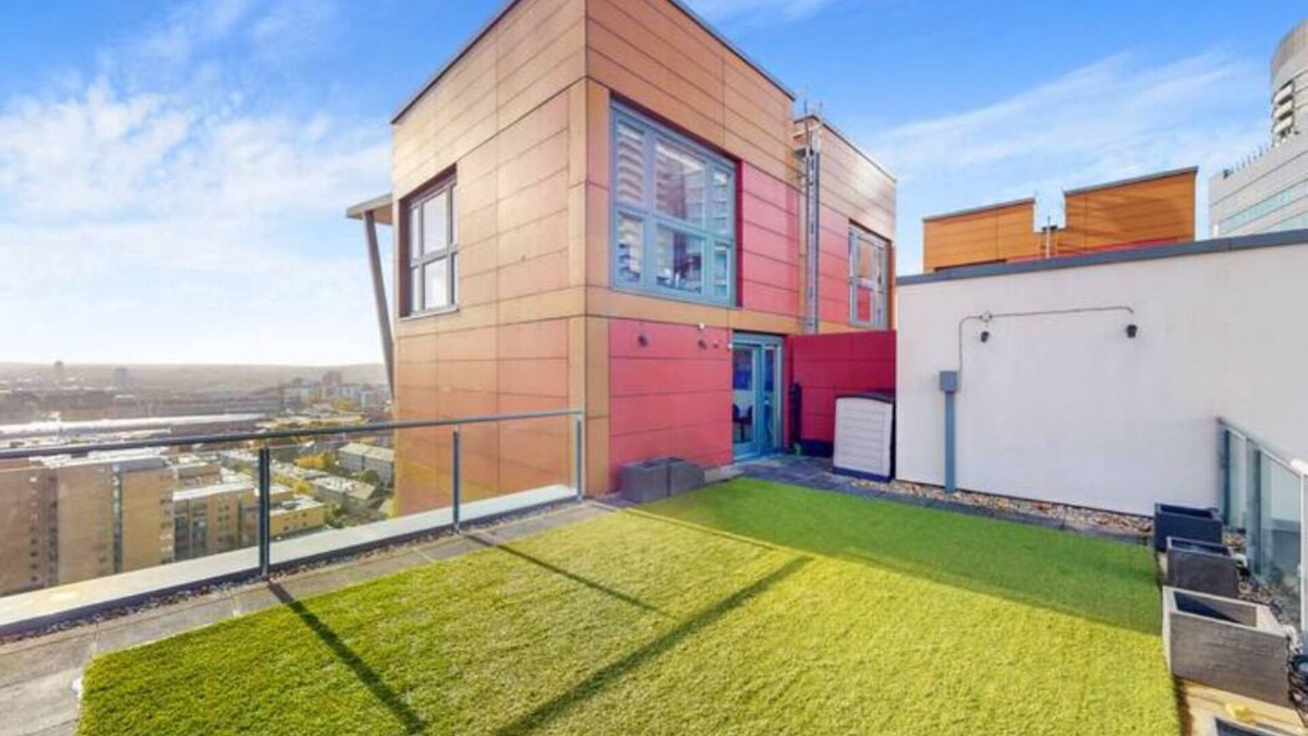Isle of Dogs Apartment | Stylish 2 Bed Penthouse with private roof top terrace in Canary Wharf