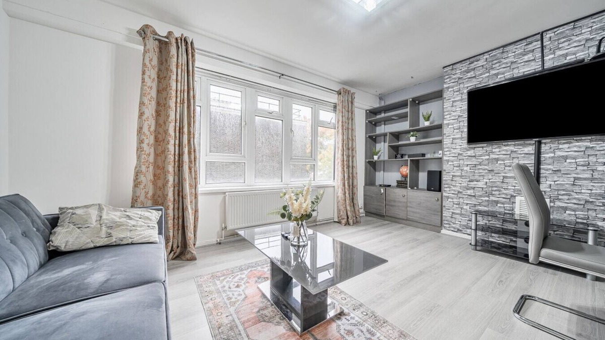 Greenwich West Apartment | Stylish 2-bedroom flat with fast links to Canary Wharf & the City